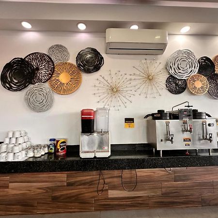 Hotel Bugari Aeropuerto Guadalajara Las Pintas Kültér fotó